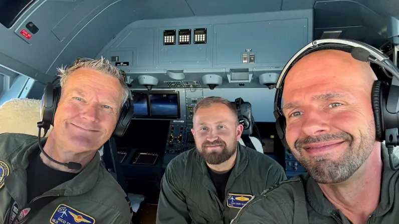 Roy van der Mark zit samen met twee collega’s in de cockpit van een A330 MRTT tijdens een vlucht.