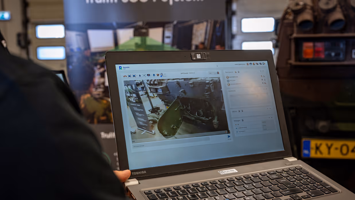 Andere monteurs kunnen via een laptop meekijken met het onderhoud. 
