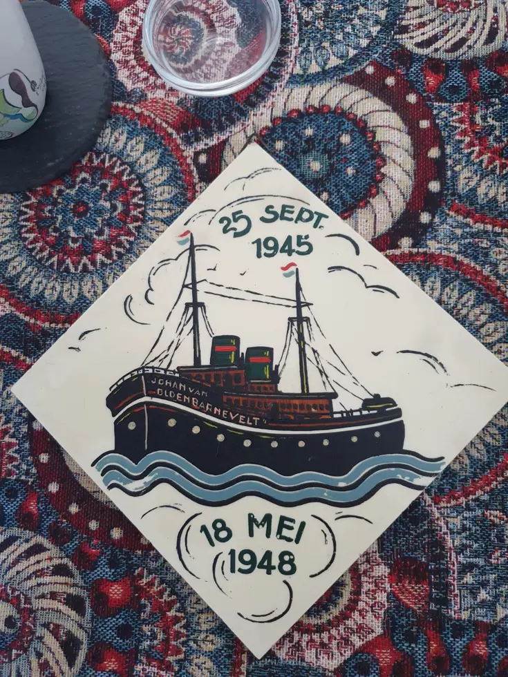 Tegeltje met een tekening van het schip Johan van Oldenbarnevelt met de tekst: 25 sept 1945 , 18 mei 1948.