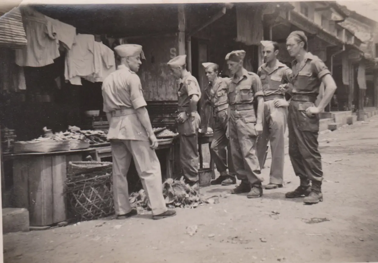 Oude foto van 6 militairen.