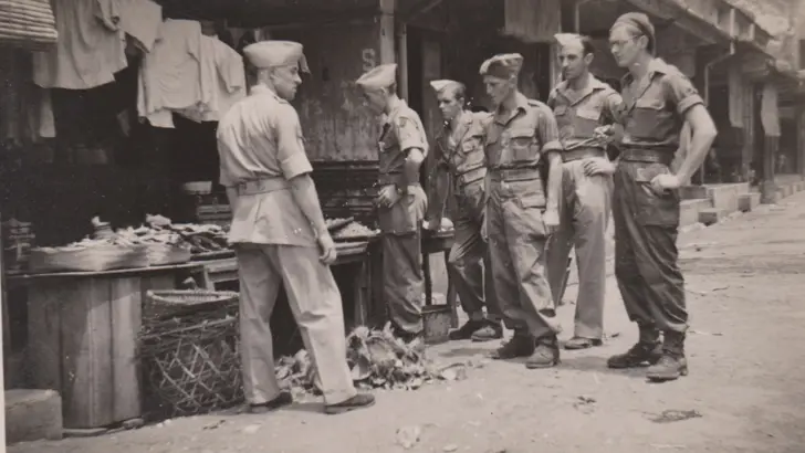Oude foto van 6 militairen.