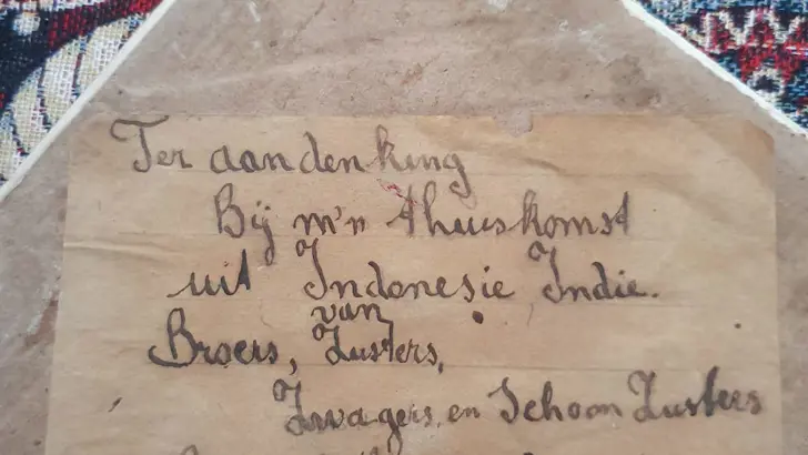 Kaart op de achterkant van een tegeltje met de tekst: ter aandenking bij mijn thuiskomst uit Indonesië, Indië. Van broers, zuster, zwagers en schoonzusters. Breda 18 mei 1948.