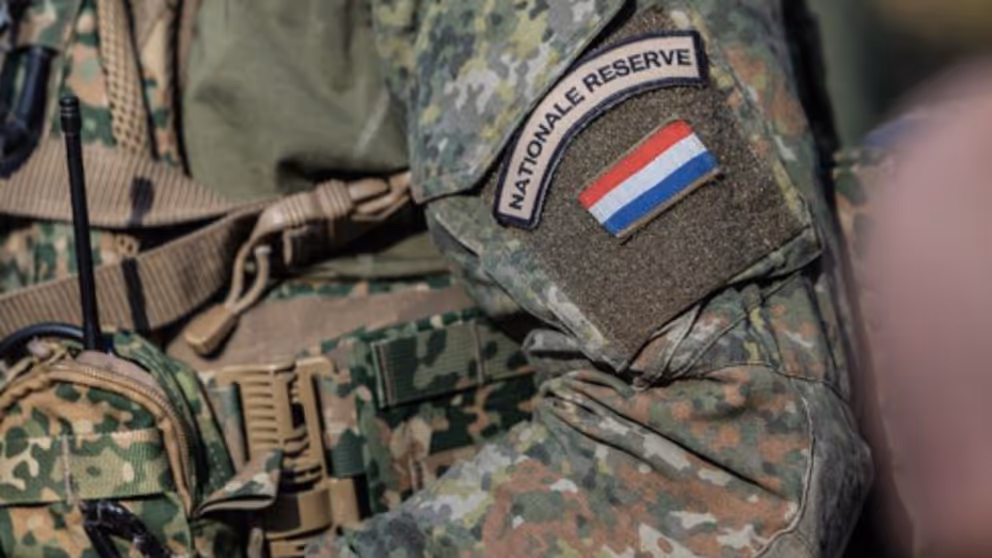 Embleem van de Nationale Reserve op de mouw van een militair.