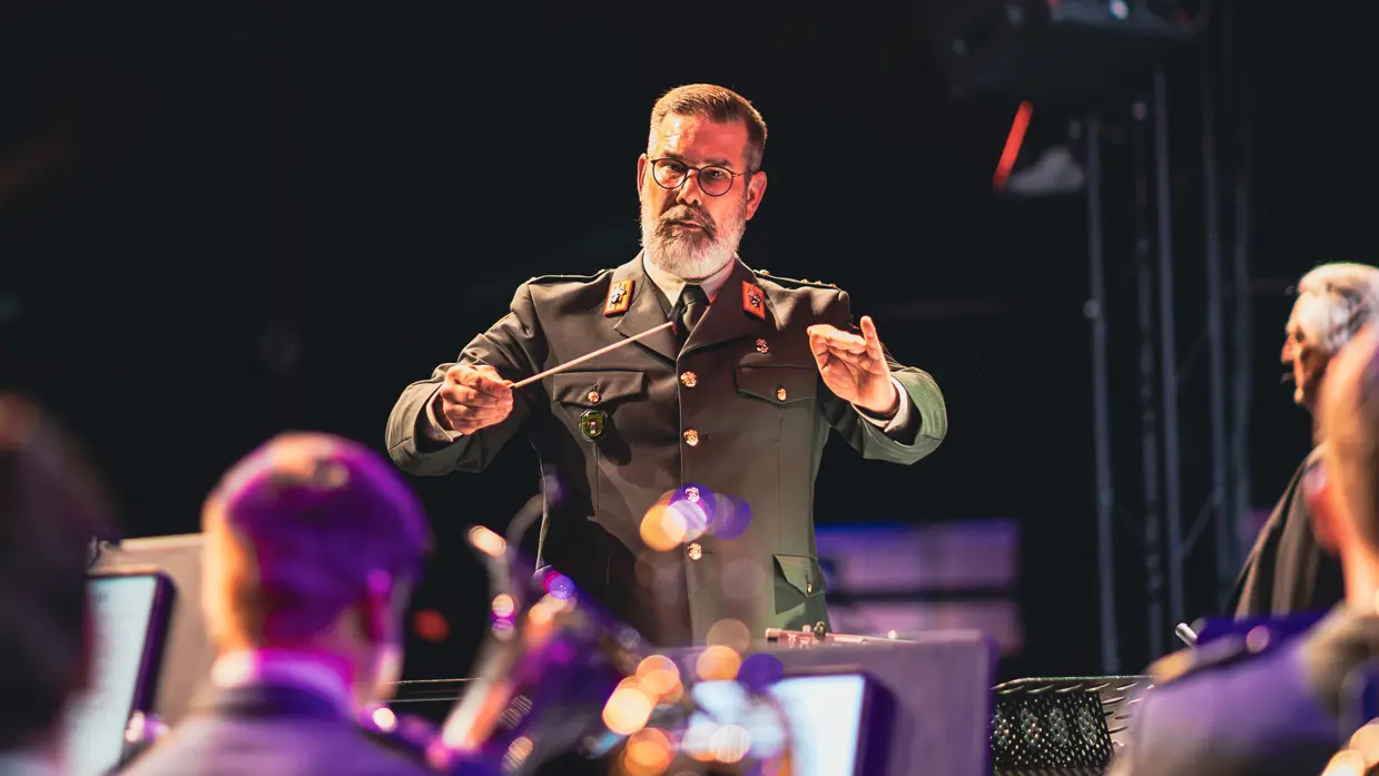 Portretfoto van Dirigent Anne van den Berg, chef-dirigent Regimentsfanfare ‘Garde Grenadiers en Jagers’.