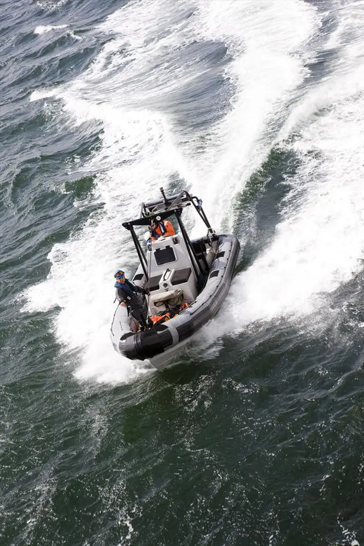 Een RHIB in actie op de Noordzee.