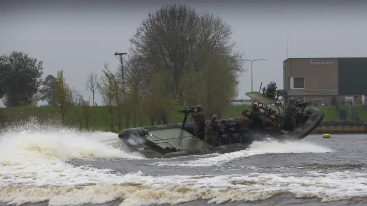 De RHICC van het Korps Commandotroepen maakt een scherpe bocht.