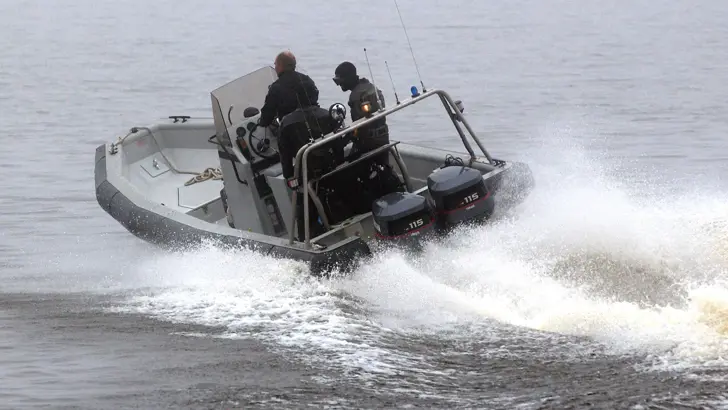 Een RHIB met 2 buitenboordmotoren.