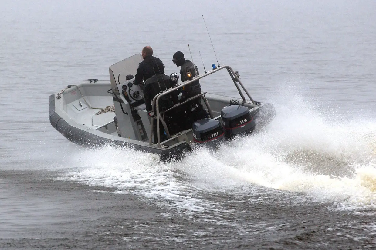 Een RHIB met 2 buitenboordmotoren.
