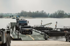 Militaire voertuigen op een ponton.