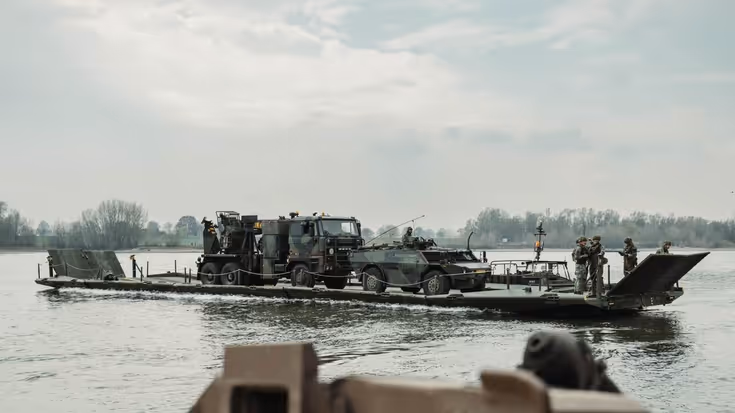 Ponton met vrachtwagen steekt rivier over.
