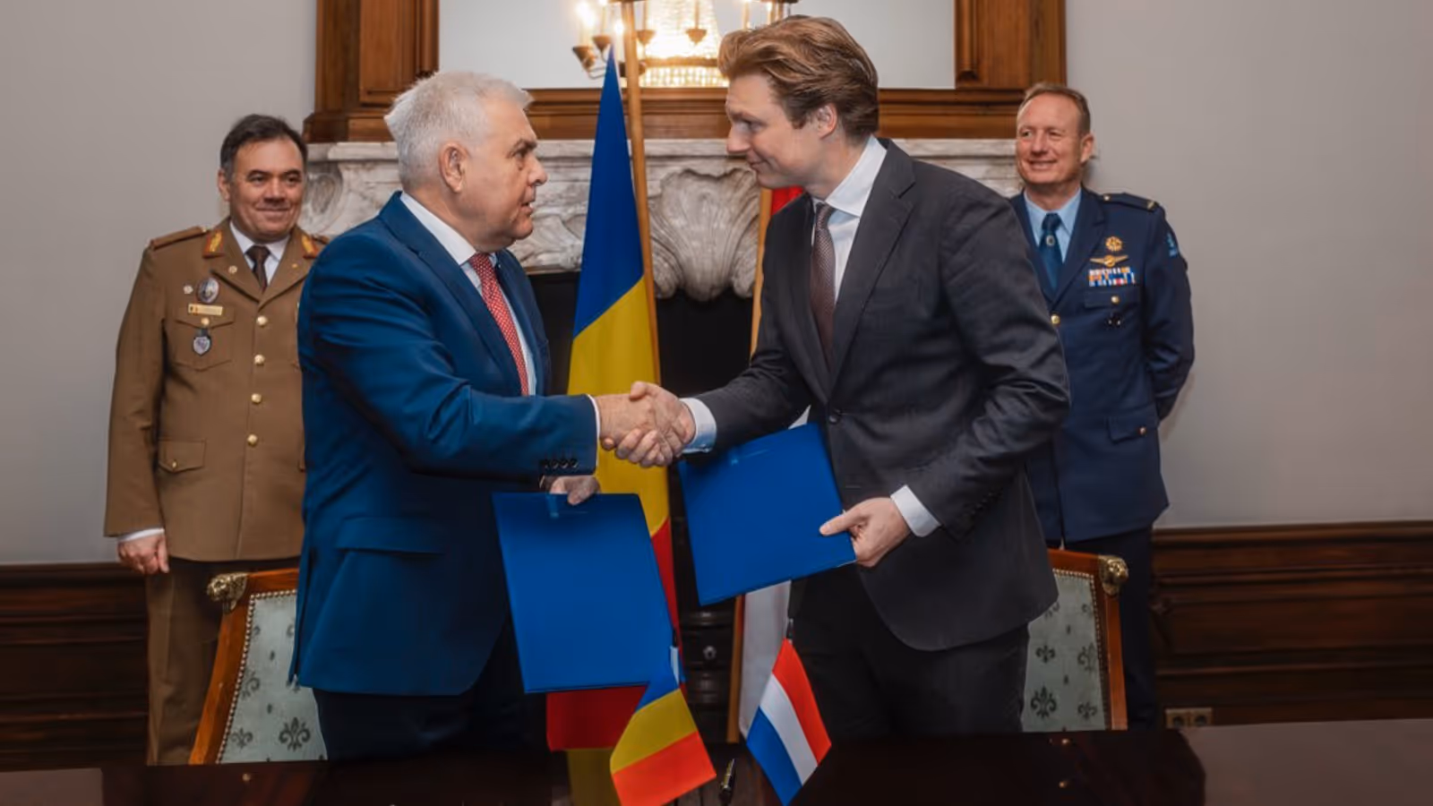   Minister Ruben Brekelmans en zijn Roemeense collega schudden elkaar de hand. 