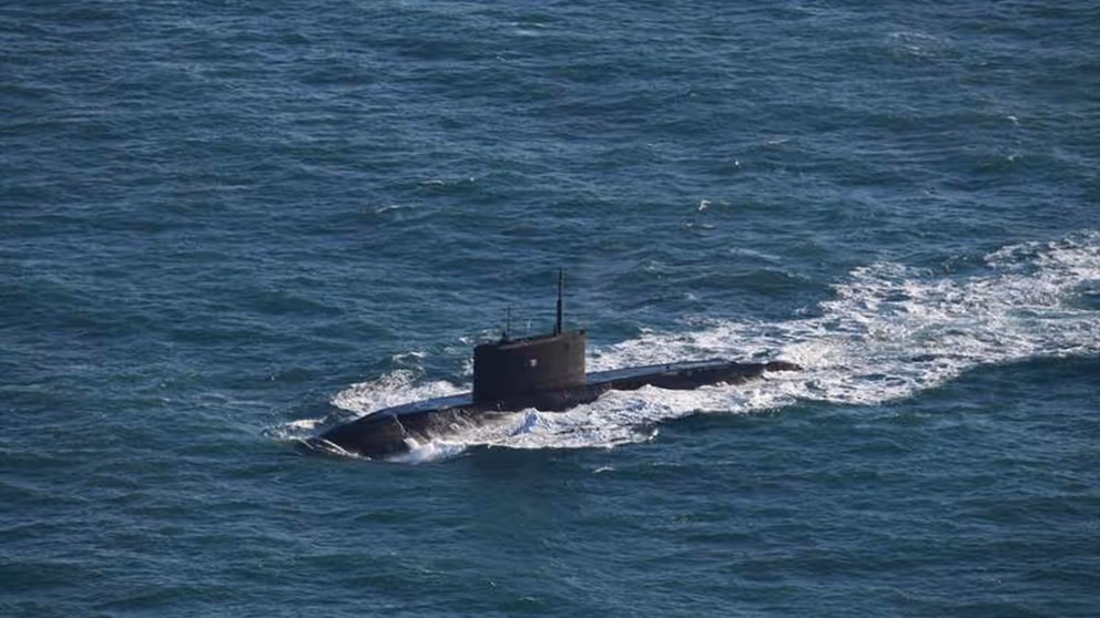 Russische onderzeeër die boven water vaart.