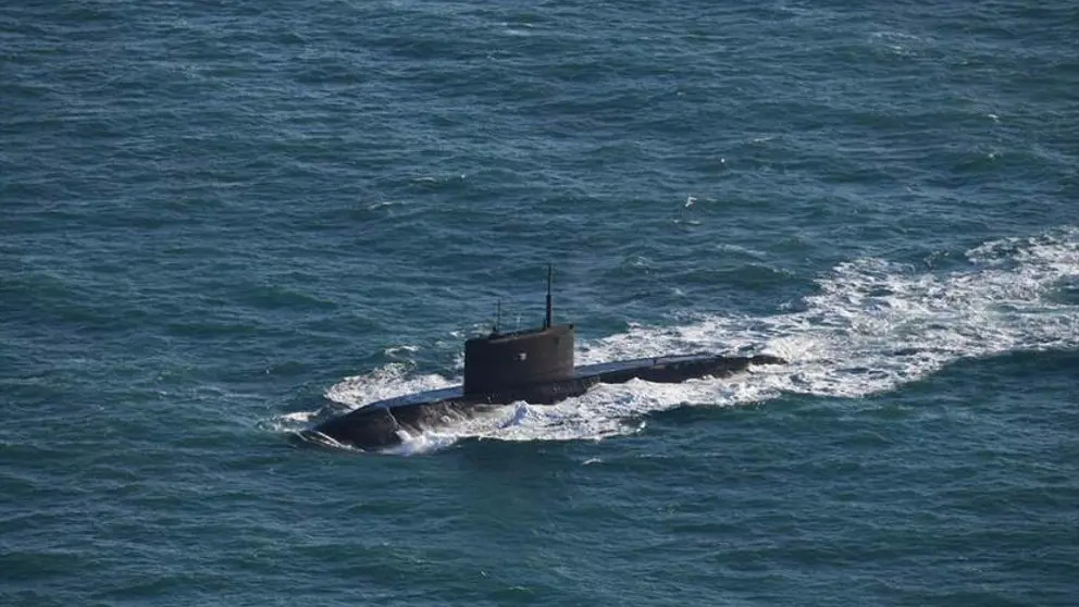 Russische onderzeeër die boven water vaart.