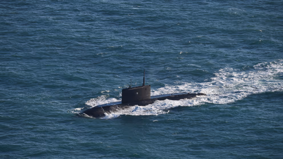 De varende Russische onderzeeboot Novorossiysk. De bovenkant is boven water.
