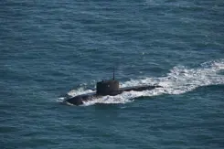 Russische onderzeeboot Novorossiysk deels boven water.