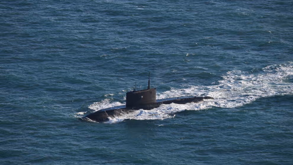 Russische onderzeeboot Novorossiysk deels boven water.