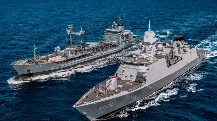 De De Ruyter vaart naast een bevoorradingsschip.