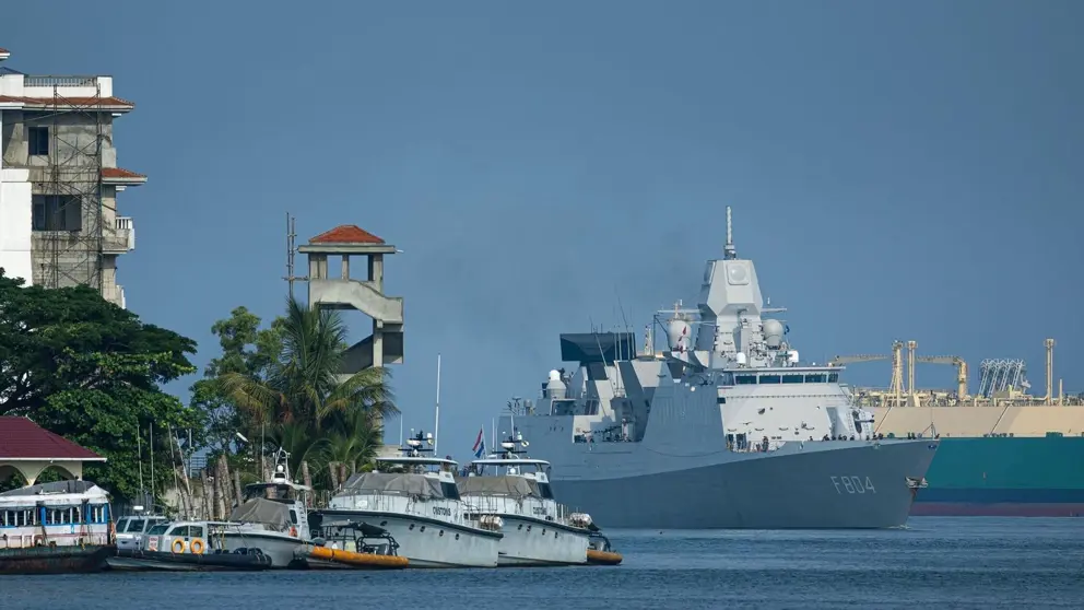 Marineschip ligt aangemeerd.