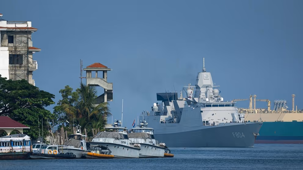 Marineschip ligt aangemeerd.