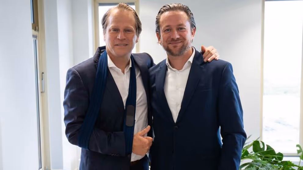 Staatssecretaris Gijs Tuinman en directeur-generaal RVO Abdeluheb Choho staan gebroederlijk naast elkaar.
