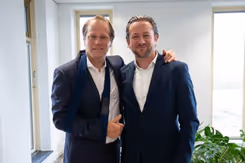 Staatssecretaris Gijs Tuinman en directeur-generaal RVO Abdeluheb Choho staan gebroederlijk naast elkaar.