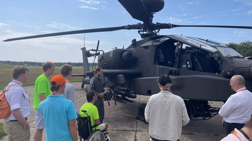 Jongeren voor een Apache -gevechtshelikopter.