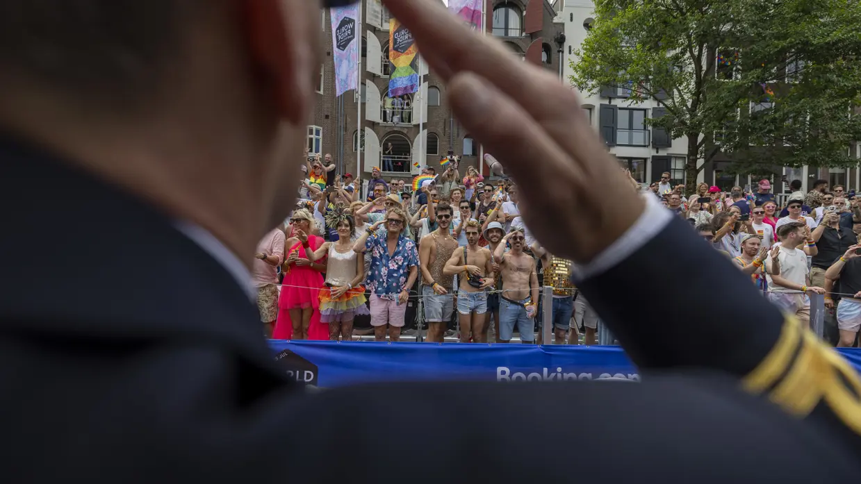 Een saluerende militair van achteren gezien.
