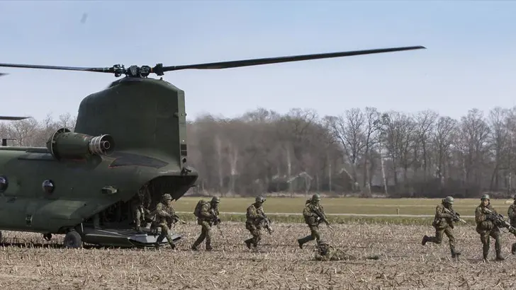 Militairen verlaten een Chinook-transporthelikopter.