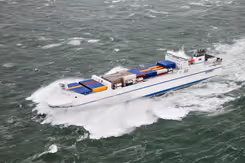 Containerschip op het water.