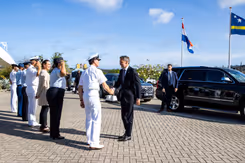 Premier Schoof schudt de handen van militairen bij aankomst werkbezoek.