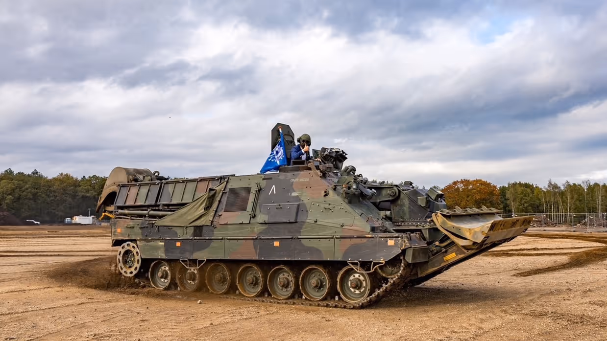 De staatssecretaris komt aanrijden in de Kodiak.