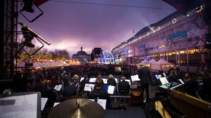 Orkest Koninklijke Marechaussee speelt tijdens Serious Request in 2017.