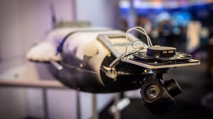 Shahed-drone met een tafel op de achtergrond.