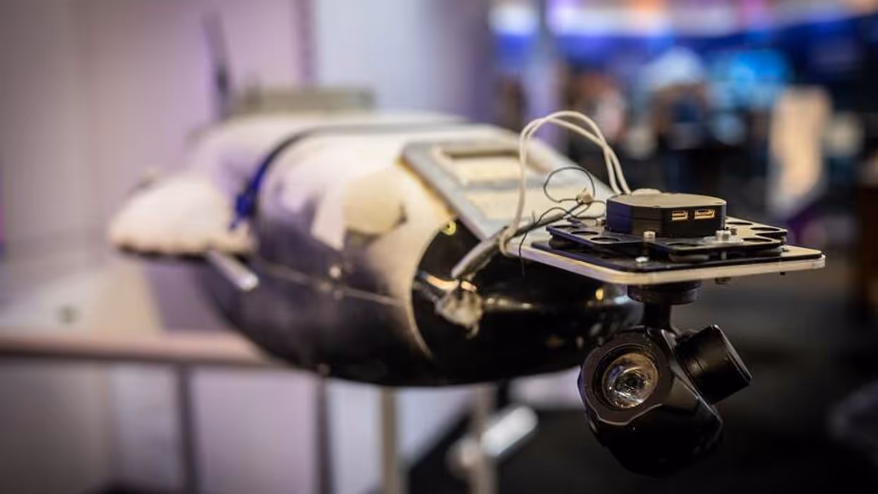 Shahed-drone met een tafel op de achtergrond.