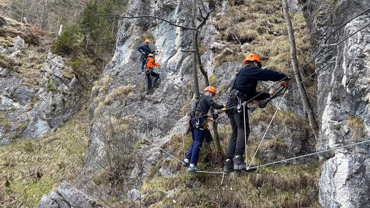 Shorttrackers klimmen in de bergen.