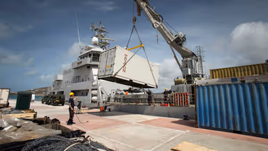 Zr.Ms. Pelikaan aan de kade te Sint-Maarten.