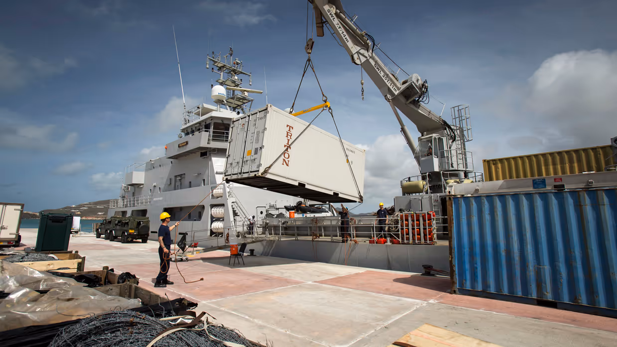 Zr.Ms. Pelikaan aan de kade te Sint-Maarten.