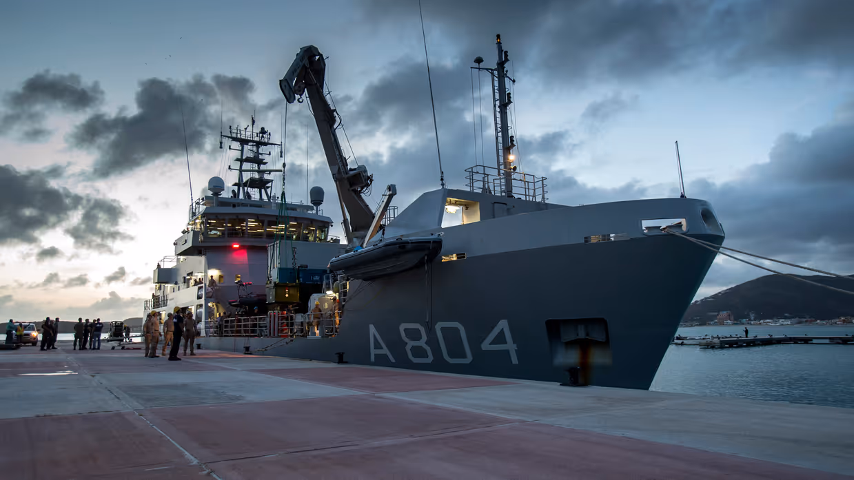 Zr.Ms. Pelikaan aan de kade te Sint-Maarten.
