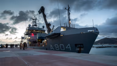 Zr.Ms. Pelikaan aan de kade te Sint-Maarten.