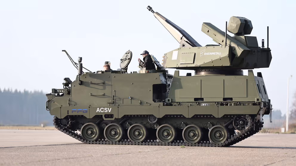 Een Skyranger rijdt over asfalt.