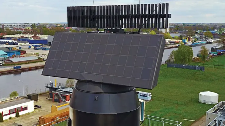 Radarstation, schuin van boven gezien.