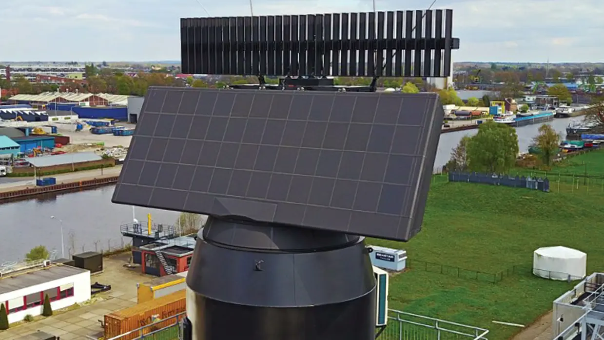 Radarstation, schuin van boven gezien.