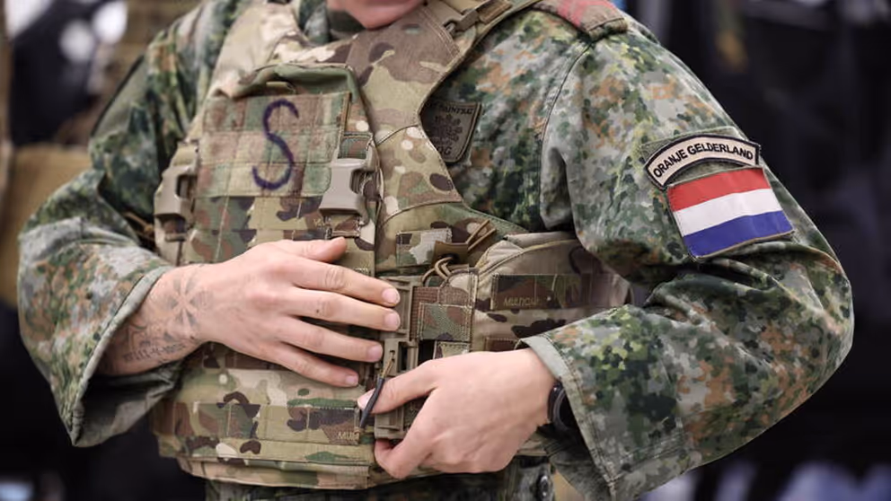 Militair doet kogel- en scherfwerend vest om.