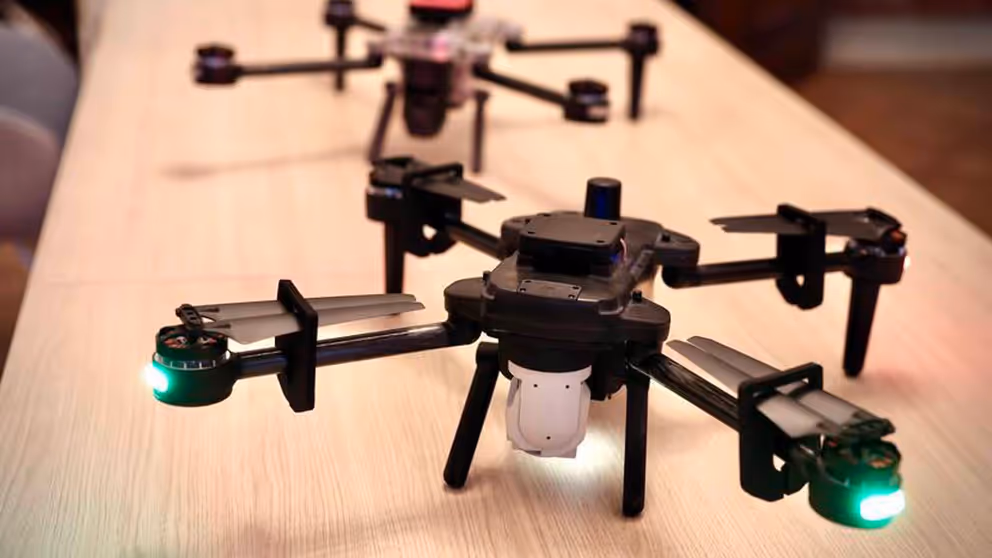 2 drones staan te pronken op een tafel.