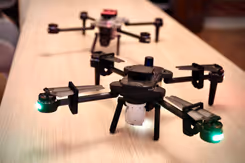 2 drones staan te pronken op een tafel.