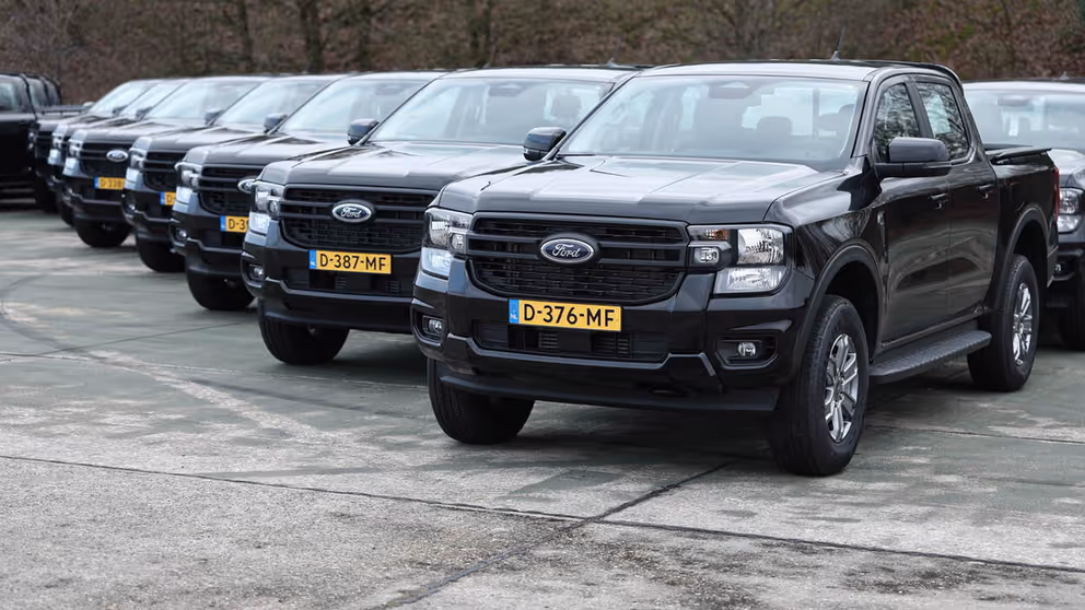 Zwarte Fords staan op een rij.