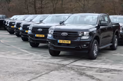 Zwarte Fords staan op een rij.