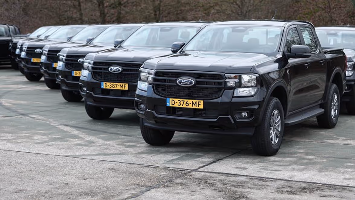 Alt-tekst: Nieuwe zwarte Fords staan naast elkaar geparkeerd. 