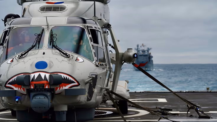 Helikopter aan boord van een schip.