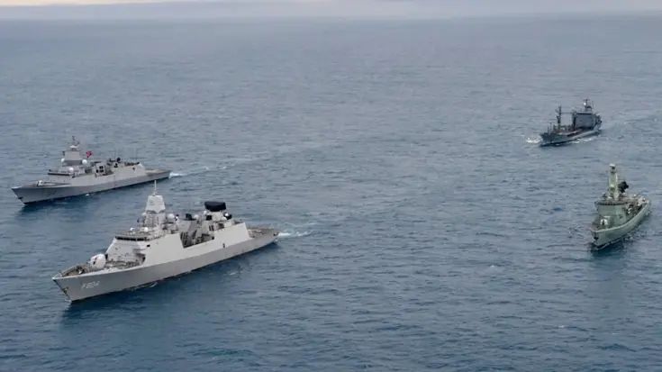 Marineschepen op open water.